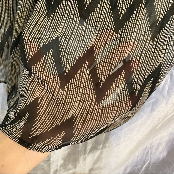 Double Zero crepe top, button down no size tag see measurements GUC, light sheer - Picture 4 of 9